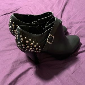 Steve Madden Studded motorcycle chic ankle boots 7